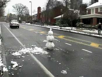 Снеговик на дороге