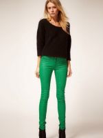 Зеленые джинсы – модная основа для яркого и стильного образа