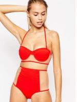 Красный купальник – яркий пляжный наряд для смелых девушек