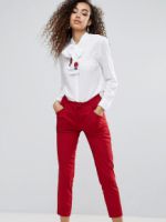Красные брюки – с чем носить и как создавать модные луки?