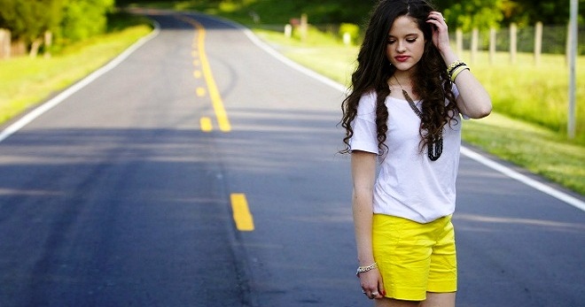 Желтые шорты – длинные и короткие модели для самых ярких летних образов
