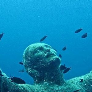 Статуя Христа под водой
