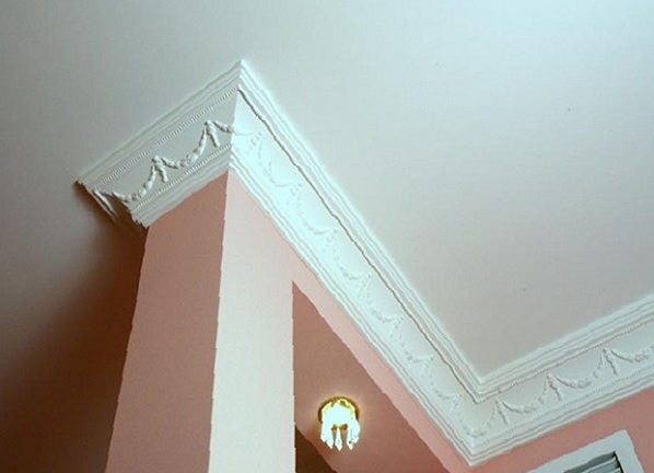 Монтаж плинтуса на потолок
