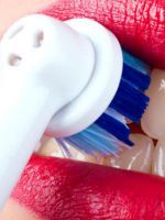 Электрическая зубная щетка - как выбрать лучшую?