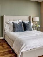 Как правильно поставить кровать в спальне - полезные советы при оформлении интерьера