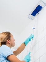 Как мыть натяжной потолок глянцевый без разводов - простые секреты для поддержки чистоты