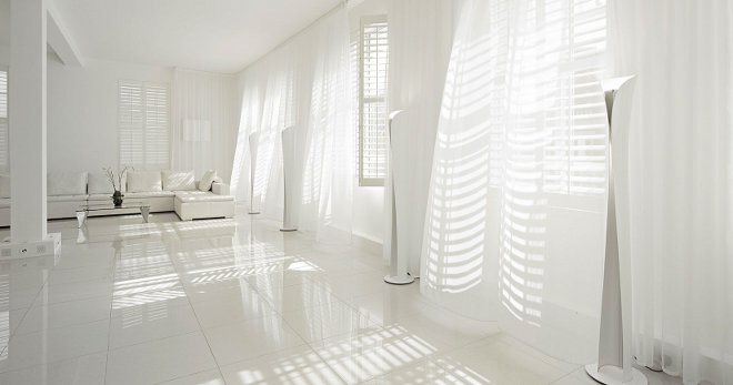 Белые шторы в интерьере - как по-особенному можно оформить помещение?