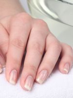 Что означают белые полоски на ногтях?