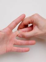 Как снять кольцо с опухшего пальца?