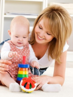 Развитие ребенка по месяцам до года – от первой улыбки до первого шага