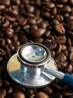 Кофе повышает или понижает давление у человека, и сколько чашек напитка можно выпить гипертоникам?