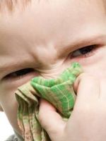 Как лечить зеленые сопли у ребенка, какие капли выбрать?