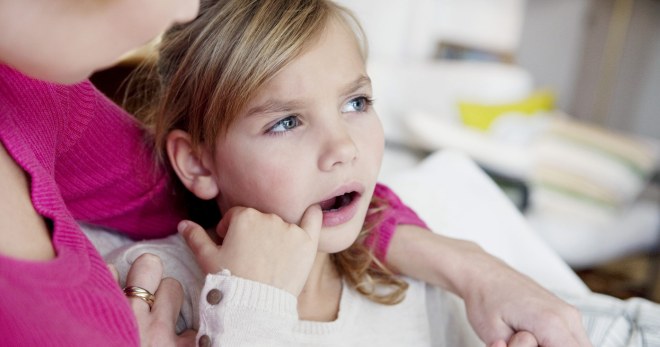 Шишка на десне у ребенка – как выяснить причину и что делать?