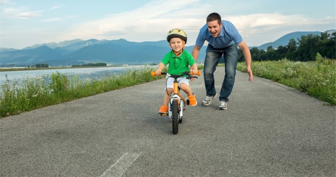  научить ребенка кататься на велосипеде трехколесном .