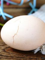 Как сварить яйца, чтобы они не потрескались?