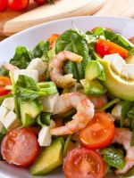 Салат с авокадо и креветками - вкусные и питательные закуски для диеты и не только!