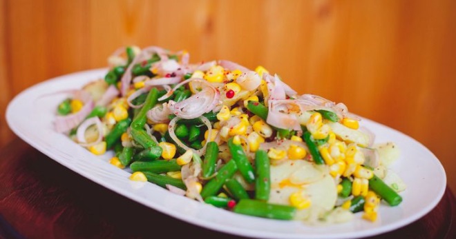 Салат с консервированной кукурузой - простой рецепт закуски на каждый день