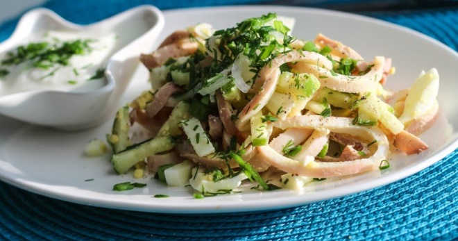 Самый вкусный салат с кальмарами с простыми и недорогими рецептами