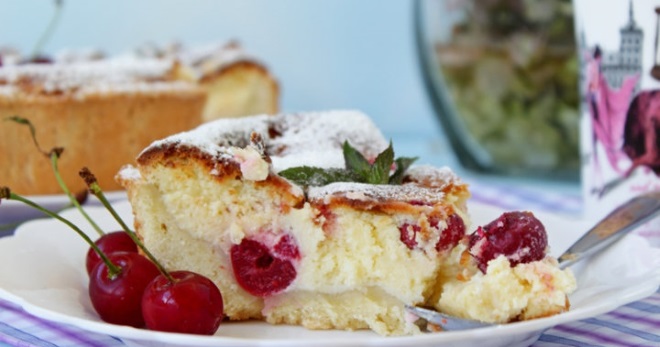 Пирог с творогом и вишней – восхитительный десерт для всей семьи!