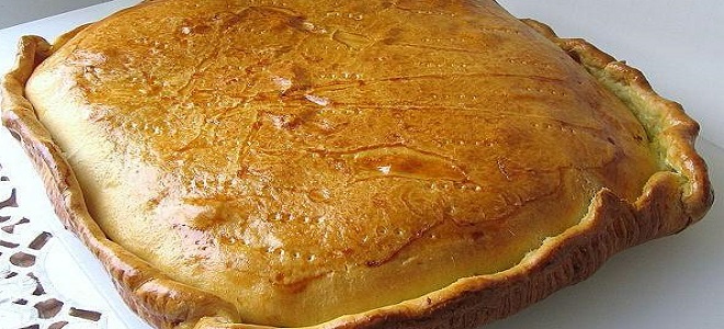 Дрожжевой пирог с курицей и картошкой