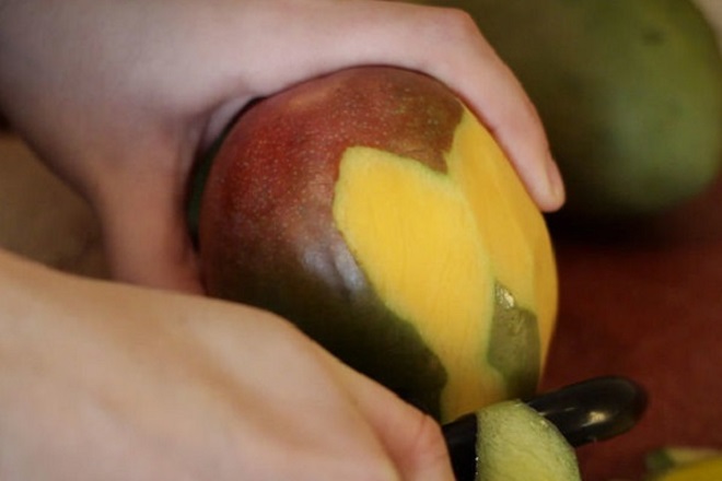 Как красиво и правильно порезать манго 1