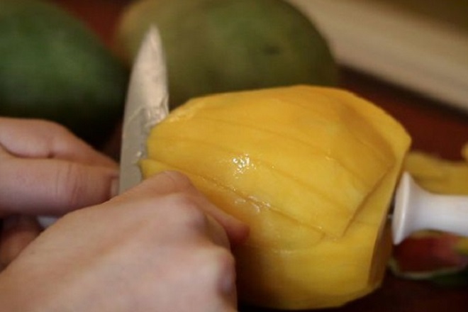 Как красиво и правильно порезать манго 4