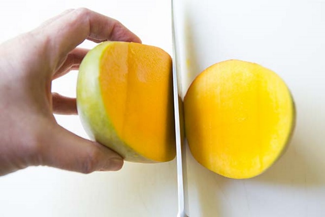 Как правильно резать манго с косточкой 1