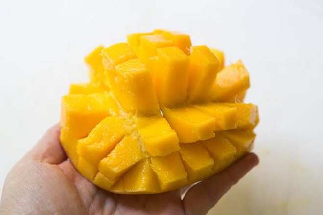 Как правильно резать манго с косточкой 2