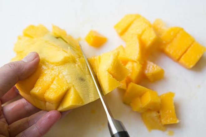 Как правильно резать манго с косточкой 3