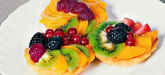 Пирожное корзиночка с желе и фруктами