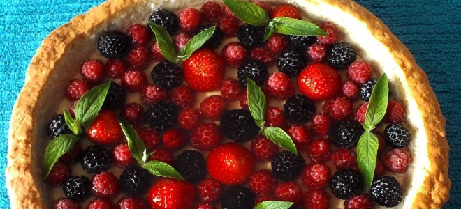 песочный пирог с ягодами