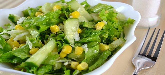 Простой салат с консервированной кукурузой
