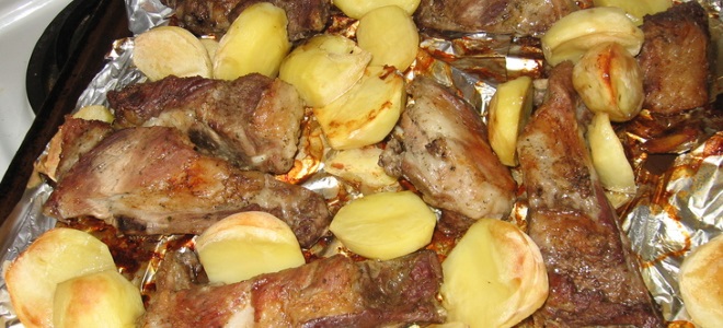 Ребрышки с картошкой в духовке