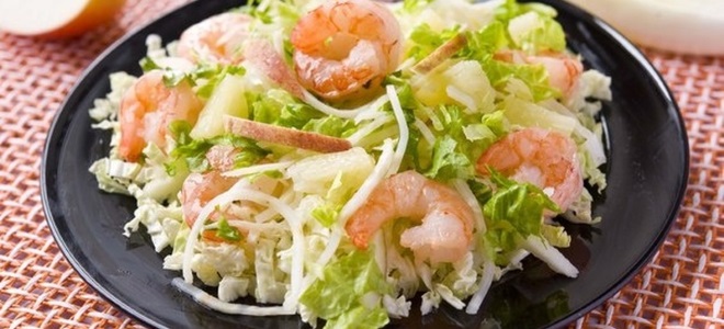 Салат с морепродуктами и китайской капустой