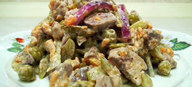 Салат с печенью и солеными огурцами – рецепт