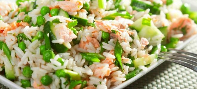 салат с рисом и копченой рыбой