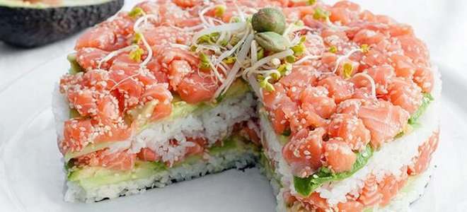 салат суши слоями с красной рыбой