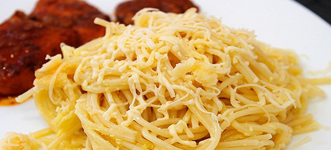 спагетти с яйцом и сыром на сковороде