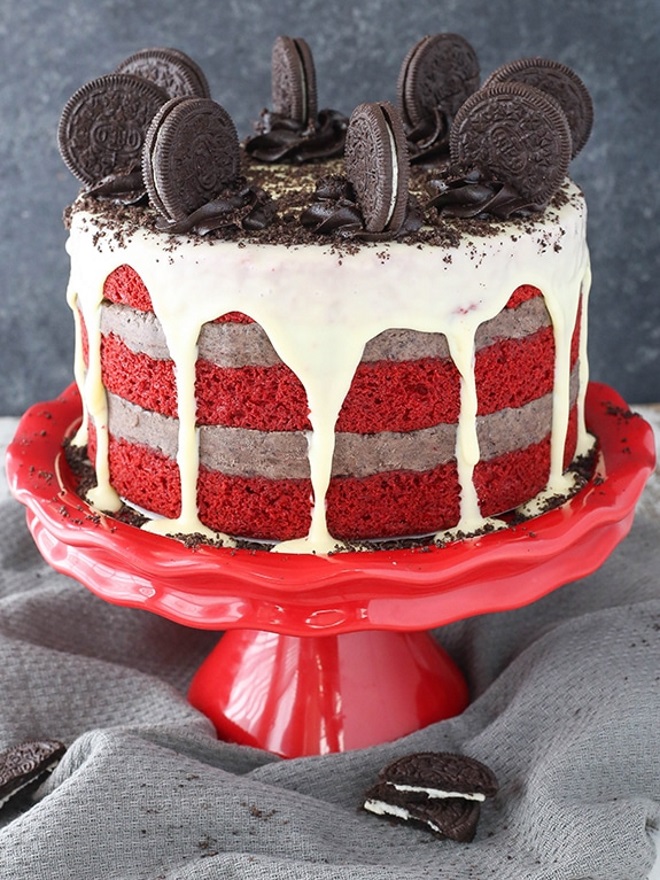 Украшение торта «Красный бархат» шоколадным печеньем