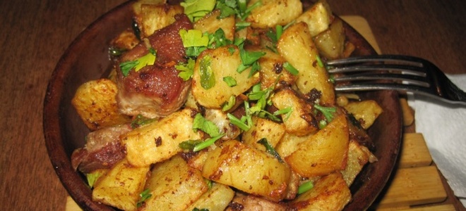 Жареная картошка с говядиной на сковороде
