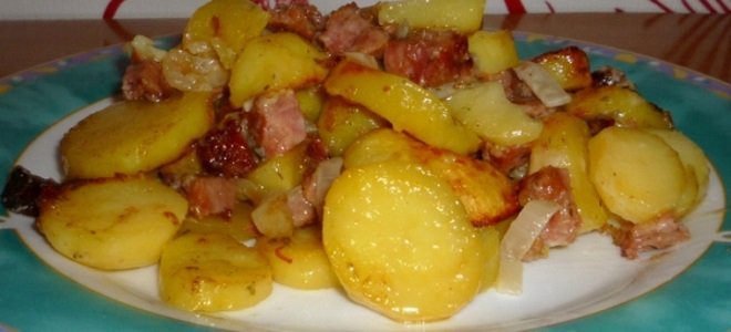 Жареная картошка с тушенкой на сковороде