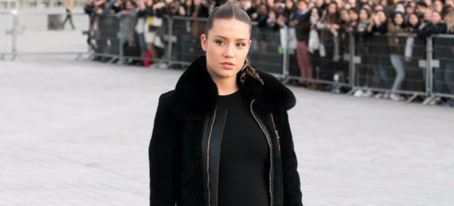 Адель Экзаркопулос сообщила о беременности на шоу Louis Vuitton