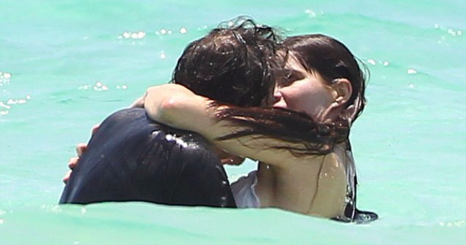 Аль Пачино и его возлюбленная Люсила Сола опровергли слухи о расставании поцелуями 
