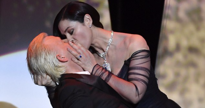 Страстный поцелуй Моники Белуччи на открытии Каннского кинофестиваля 2017