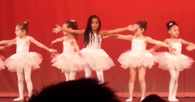5-летняя дочь Бейонсе исполнила забавный танец на школьном концерте