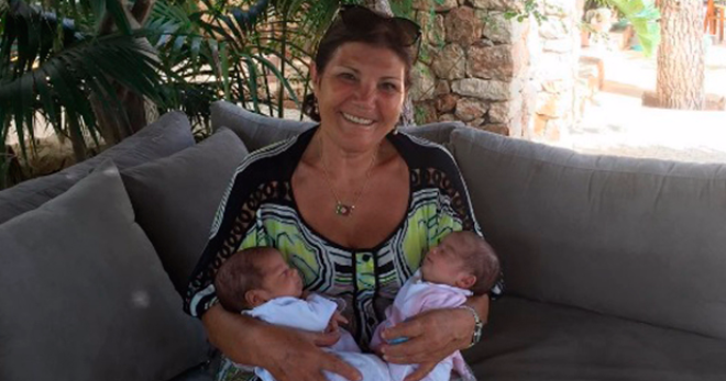 Мама Криштиану Роналду опубликовала фотографию с новорожденными близнецами