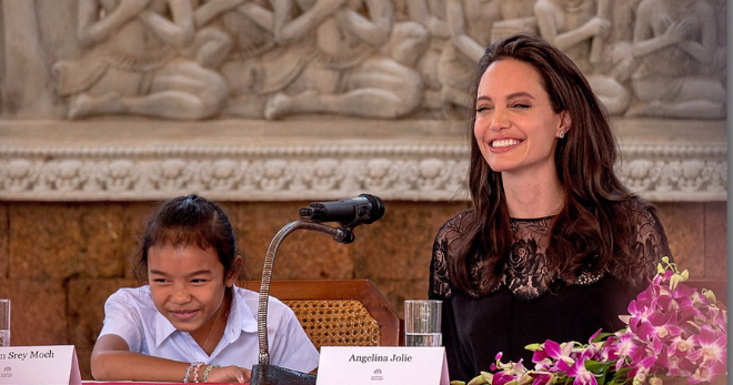 Анджелину Джоли обвинили в жестокости с детьми