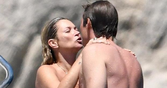Кейт Мосс принимает солнечные ванны топлес с бойфрендом на Капри