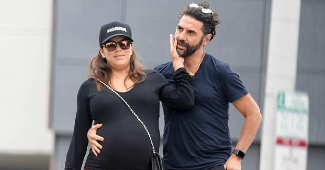 За несколько недель до родов: Ева Лонгория и Хосе Антонио Бастон на прогулке