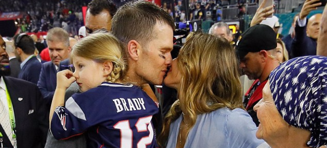Том Брэди празднует победу на Super Bowl с Жизель Бюндхен и детьми 1